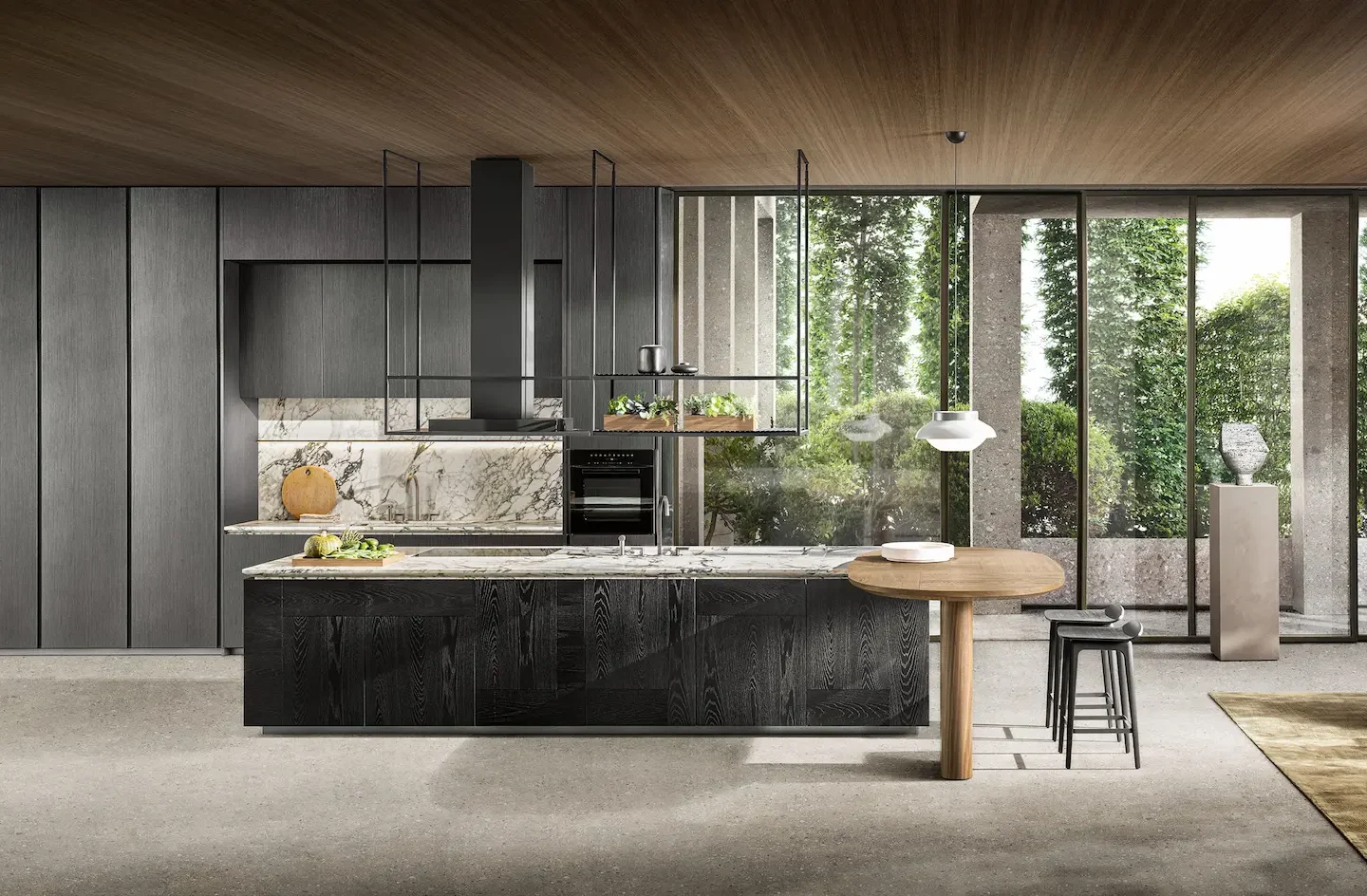 Cucina con isola in legno scuro e piano in marmo venato, cappa nera, penisola in legno e vetrate sul giardino